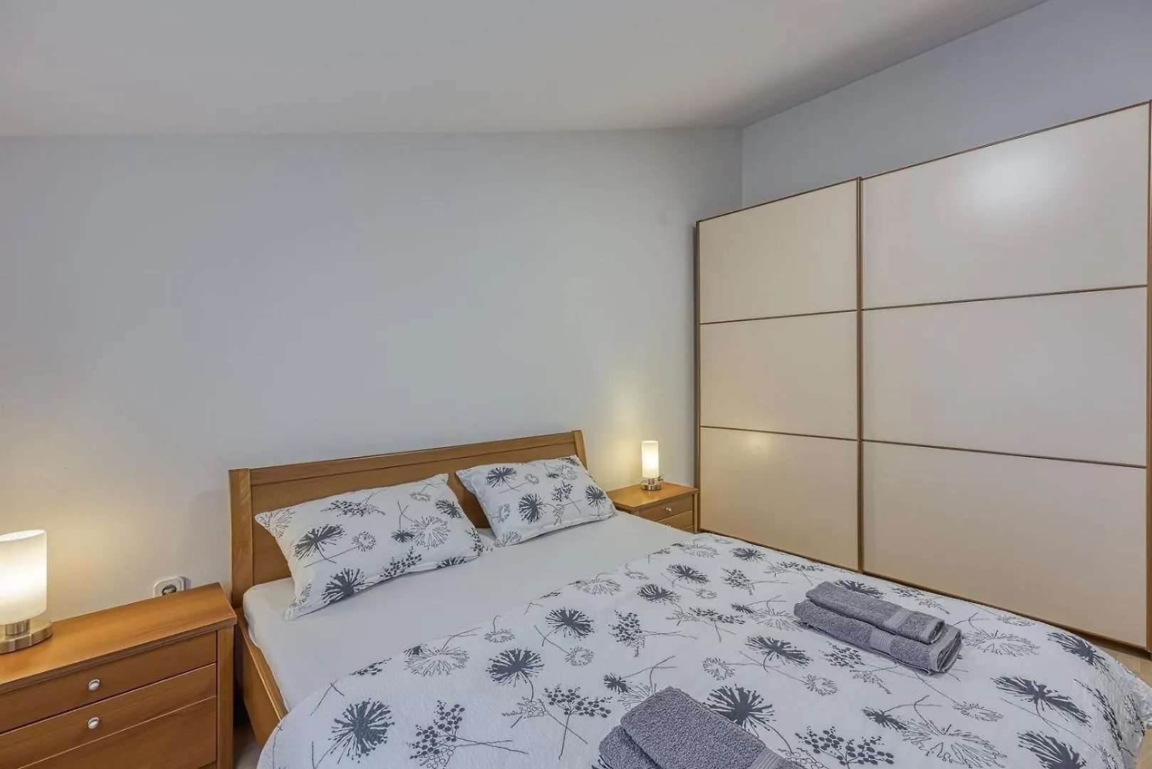 Apartments Iris Ladrovići ゲストハウス