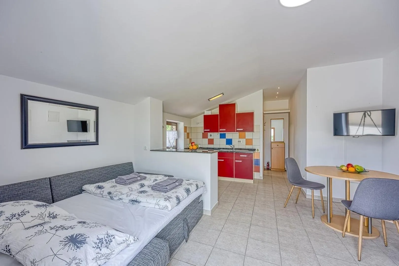 Apartments Iris Ladrovici 게스트하우스