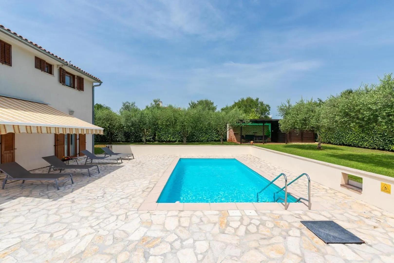 Apartments Iris Ladrovici 게스트하우스